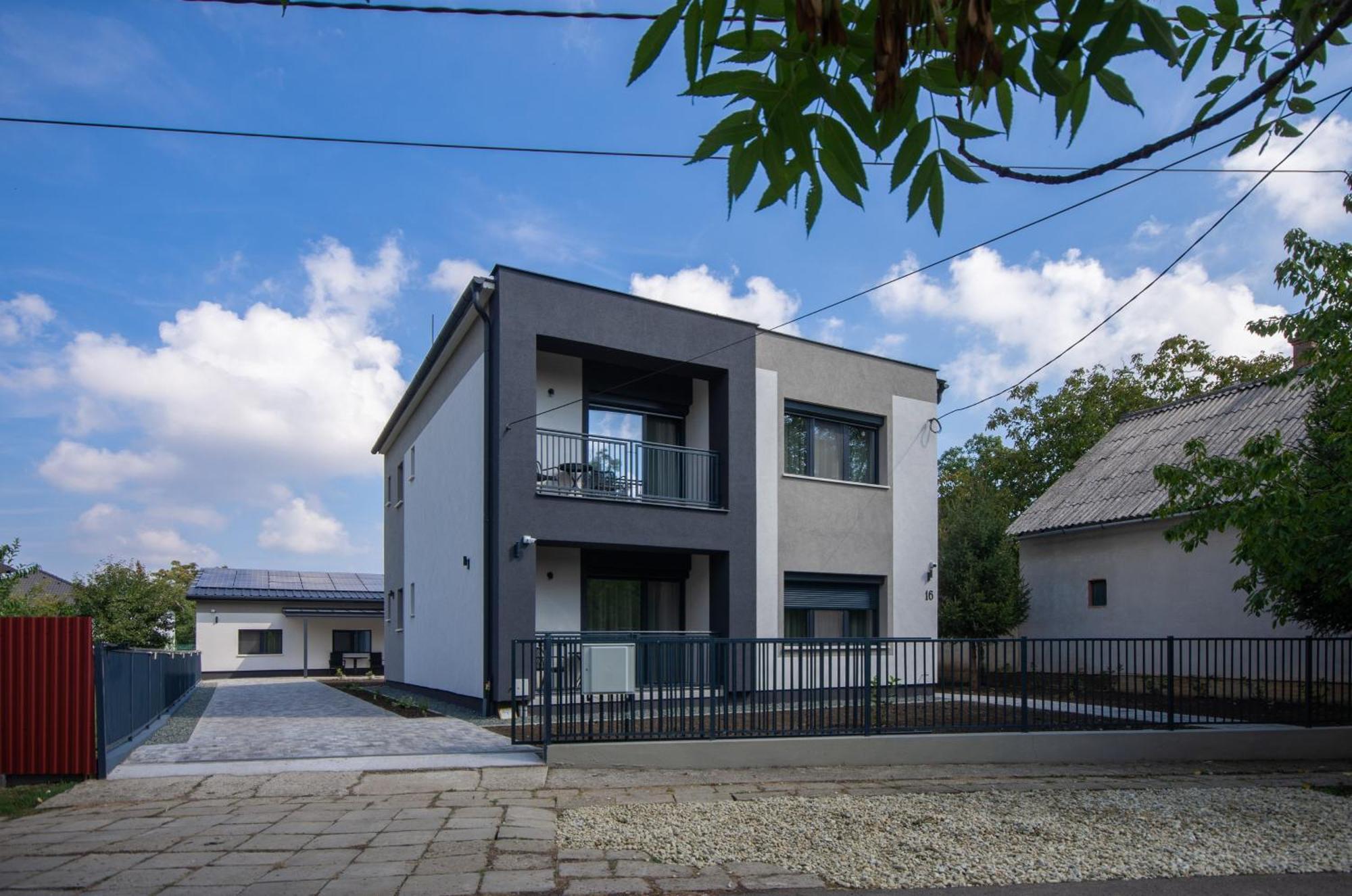 Csaladi Kikoeto Apartman Дьюла Экстерьер фото
