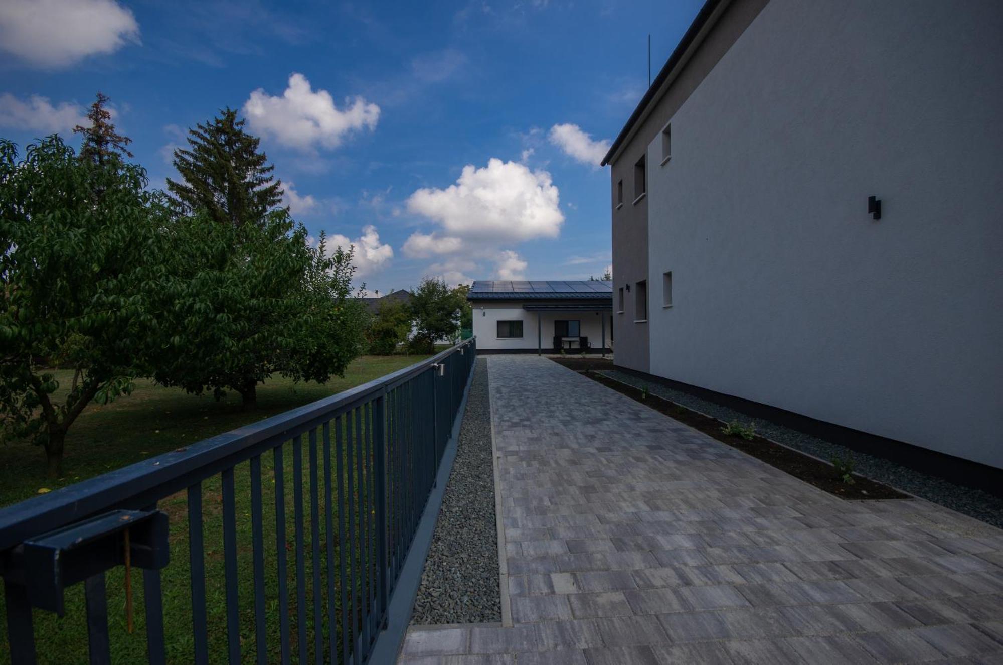 Csaladi Kikoeto Apartman Дьюла Экстерьер фото