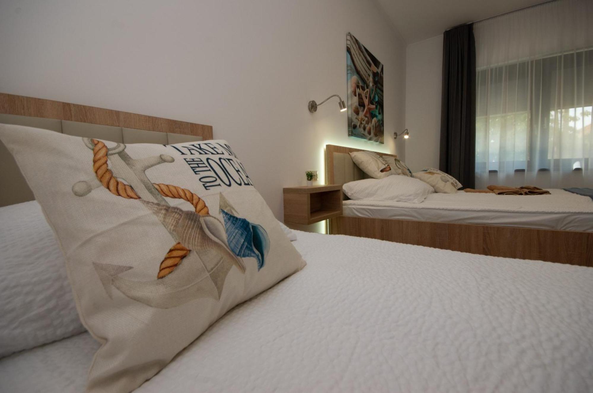 Csaladi Kikoeto Apartman Дьюла Экстерьер фото